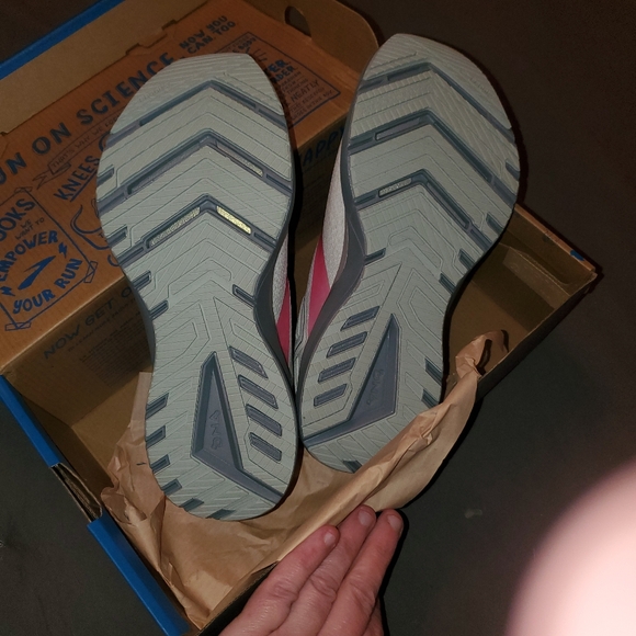 Brooks size 7 1/2 brand new in box - Picture 3 of 3